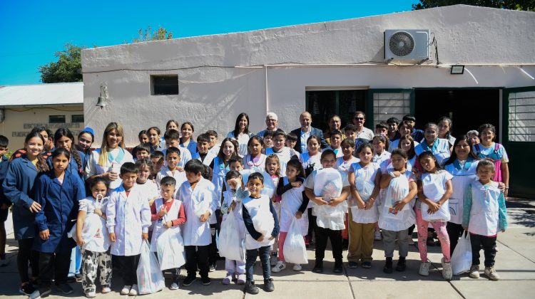 Más de 50 alumnos de Navia recibieron kits escolares y guardapolvos para iniciar las clases