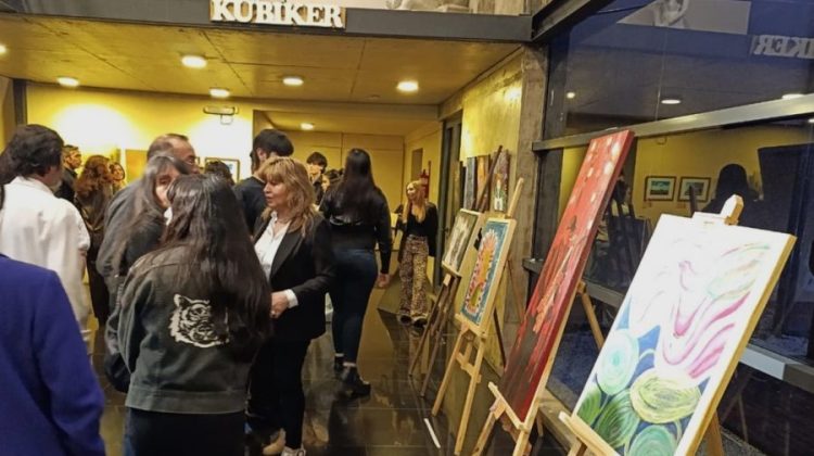 El Muhsal inaugura la exposición ‘Mujeres en colores’