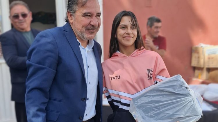 Entregaron más de 90 kits escolares en Los Molles