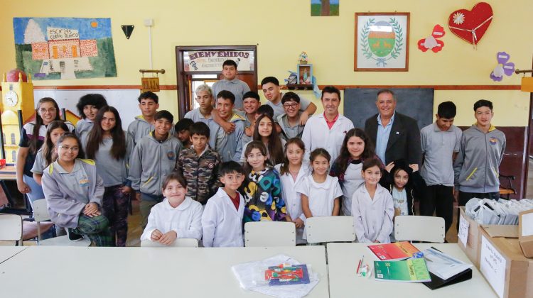Más de 80 kits escolares fueron entregados en tres escuelas del interior provincial