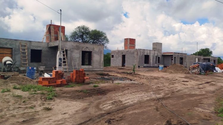 Las obras de viviendas en Tilisarao, Leandro Alem y Los Manantiales muestran avances sostenidos