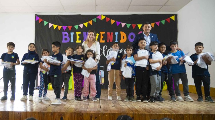 El Gobierno entregó kits escolares en escuelas rurales del departamento Pedernera