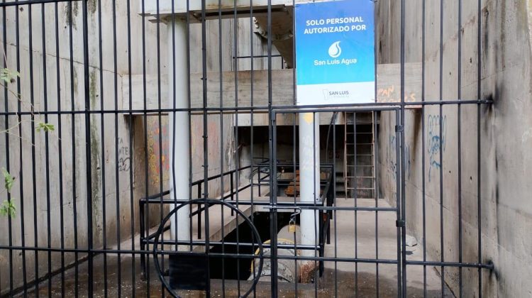 Reacondicionan las rejas de seguridad en el perilago del dique Cruz de Piedra