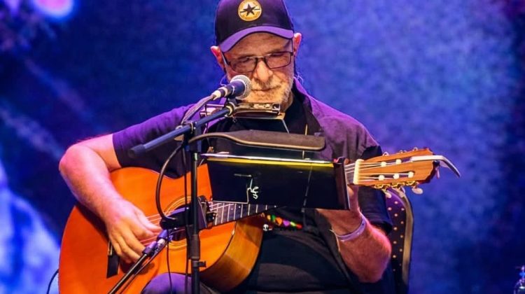León Gieco presentó un show íntimo y emotivo en el Cine Teatro San Luis