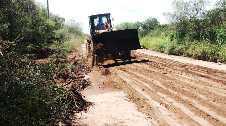 El Gobierno repara caminos no pavimentados en los parajes La Brea, El Retamo y Santa Ana