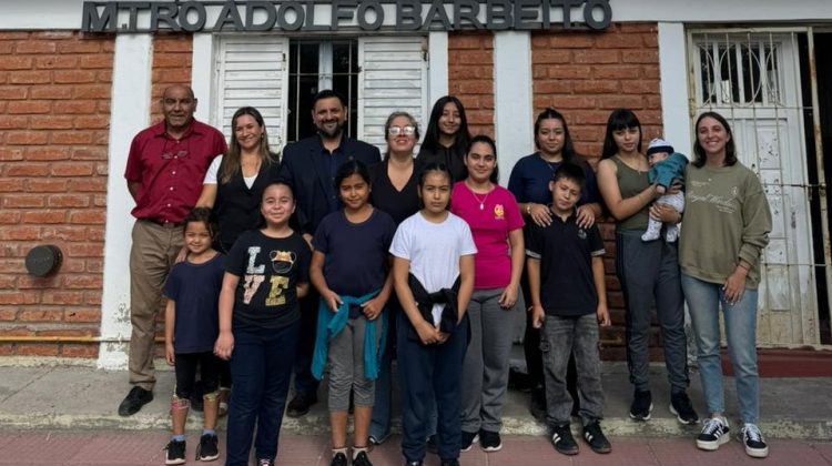 El Gobierno entregó guardapolvos y kits en escuelas rurales del departamento Belgrano