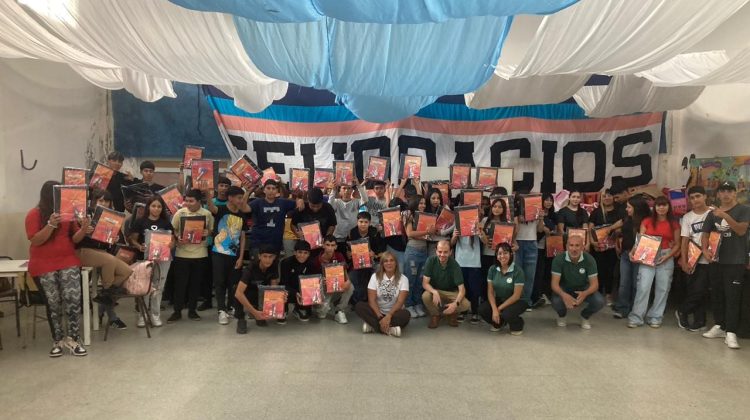 El Gobierno entregó kits y guardapolvos en la Escuela N°192 ‘Maestro Rural Puntano’