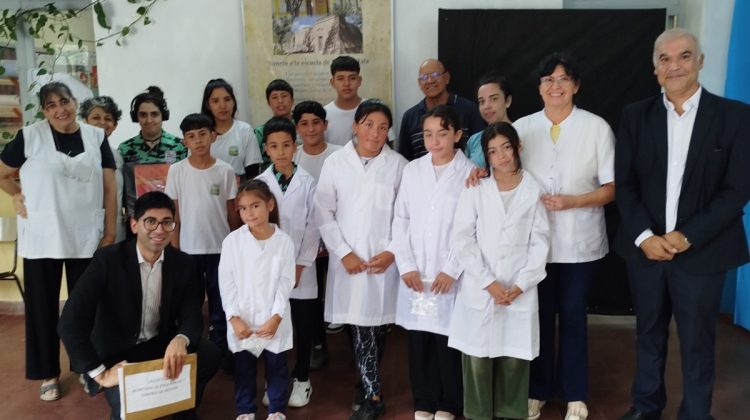 La educación en cada rincón: escuelas rurales de Ayacucho y Belgrano recibieron kits escolares