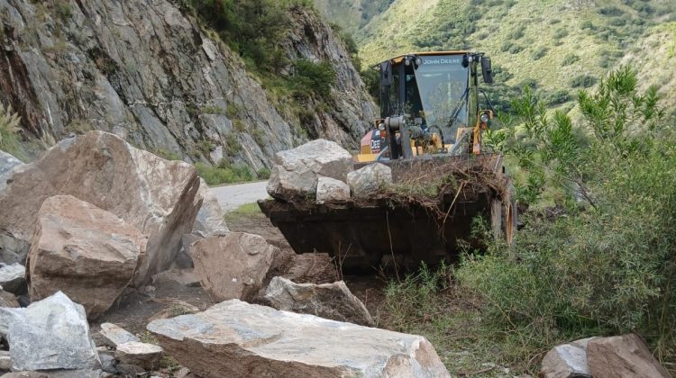 Vialidad Provincial trabaja para recuperar el paso entre Nogolí y Río Grande