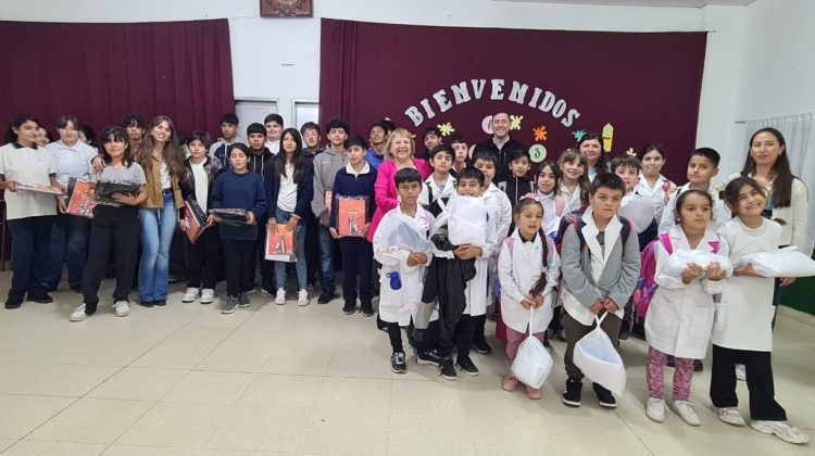 Más de 100 chicos de escuelas de Pringles recibieron kits escolares