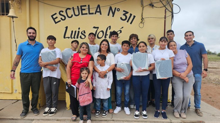 Los kits escolares llegaron a parajes del departamento Pueyrredón