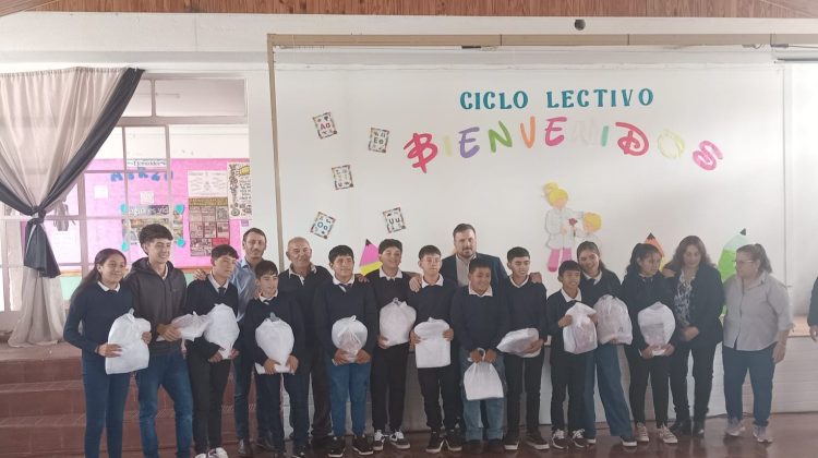 El Gobierno fortalece la escolaridad rural con la entrega de guardapolvos y kits escolares