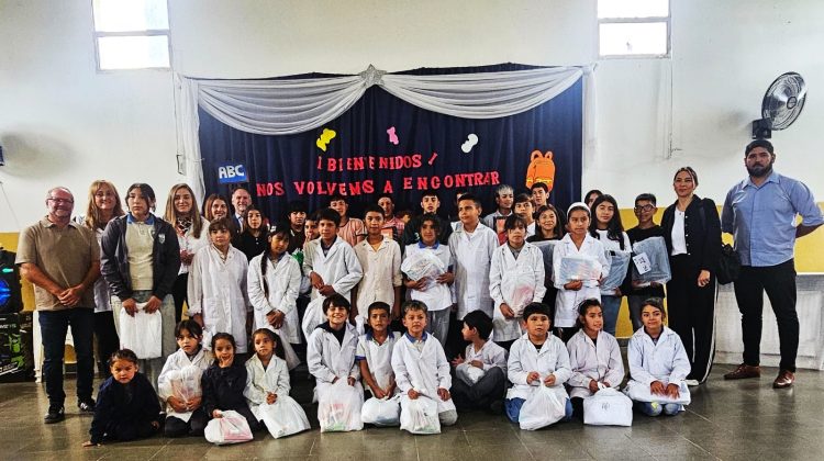 Alumnos de cinco escuelas rurales recibieron kits escolares y guardapolvos