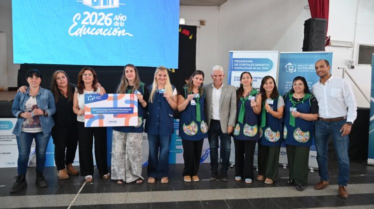 Poggi entregó el Boleto Educativo Interurbano a docentes de Tilisarao