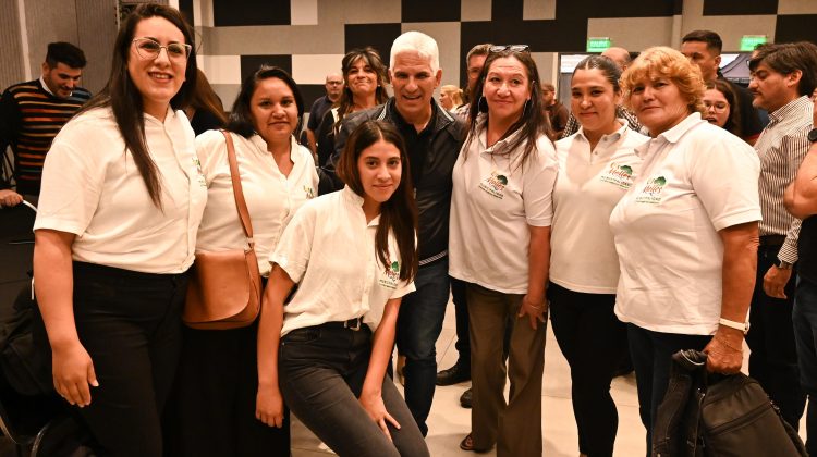 El gobernador Poggi saludó a todas las mujeres en su día