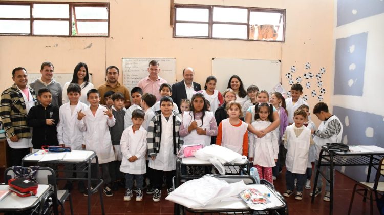 En Bagual, 36 chicos recibieron guardapolvos y kits escolares