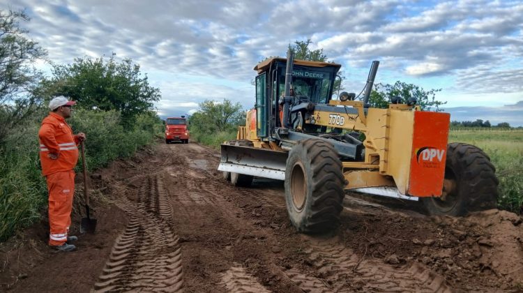 Las máquinas de Vialidad Provincial avanzan en Ayacucho, Chacabuco y Dupuy