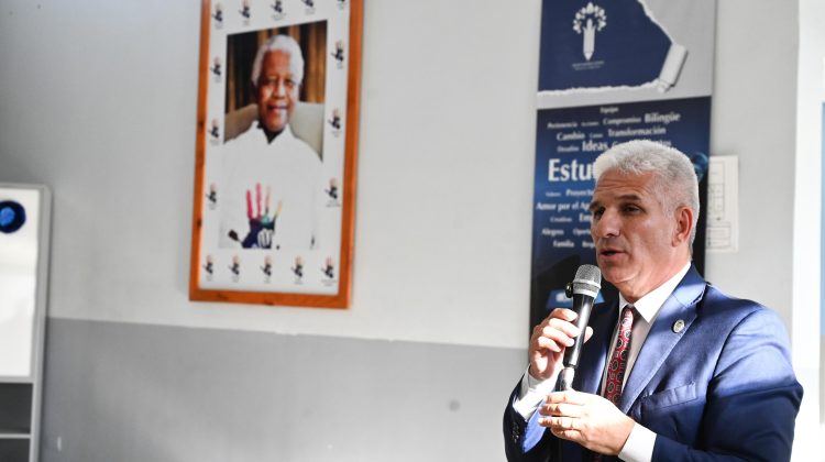 “Esta escuela bilingüe tiene que volver a ser un faro en la provincia, como cuando la creamos”