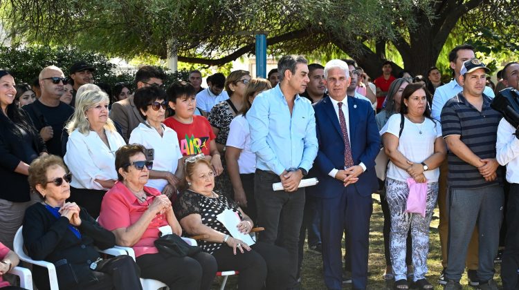 El plan ‘Iluminando tu Barrio’ desembarcó en la plaza central del barrio ‘Luz y fuerza’