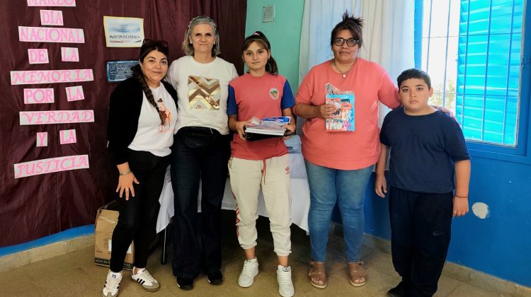 Entregaron kits escolares en los parajes El Recodo y Los Chañares