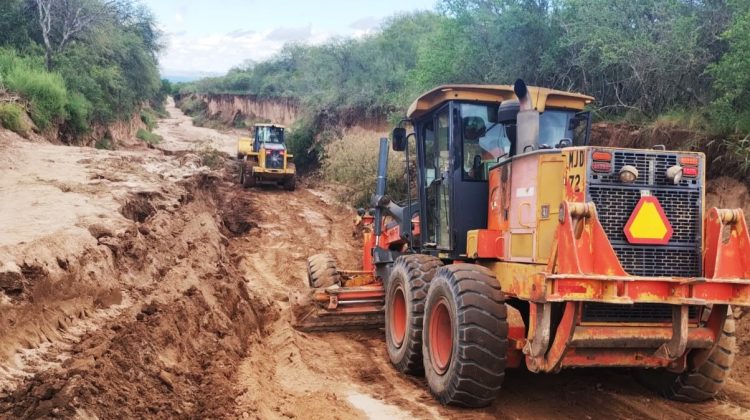 Con aporte de material y maquinarias, Vialidad repara caminos en distintos puntos de la provincia