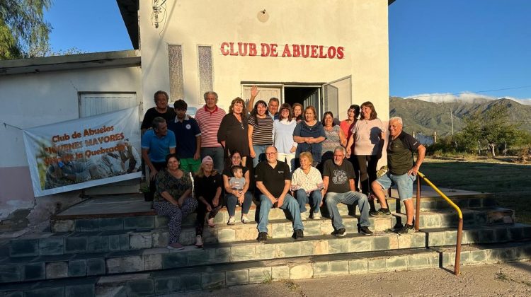 El club de abuelos de Villa de la Quebrada recibió la visita de la dirección de Personas Mayores