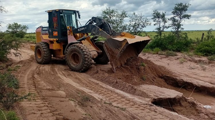 Vialidad refuerza la reparación de caminos con maquinaria y aporte de material tras las lluvias