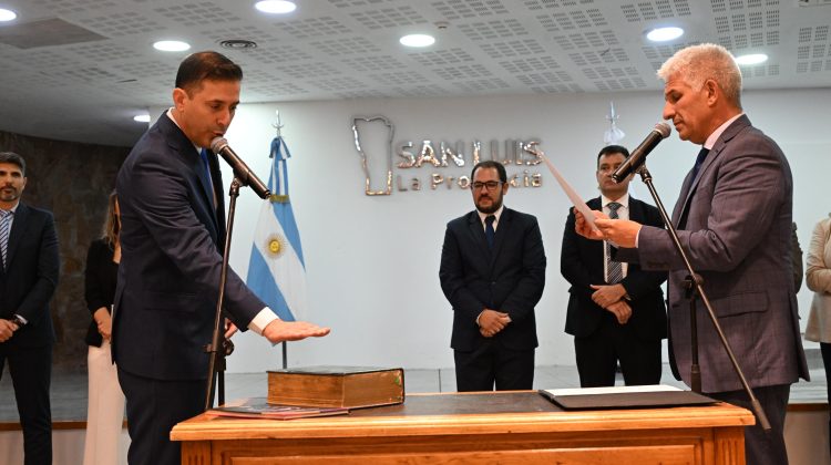 Poggi le tomó juramento a los nuevas autoridades del Gabinete provincial