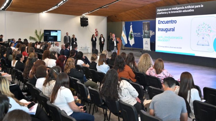 Más de 5.000 docentes y directivos comenzaron la diplomatura en IA