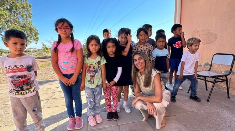 Son 50 kilómetros de tierra y guadal para llegar donde la docencia no falla