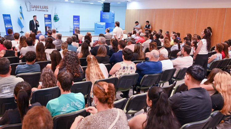 Familias del barrio Los Sauces recibieron los planos de mensura de sus lotes y pueden escriturar
