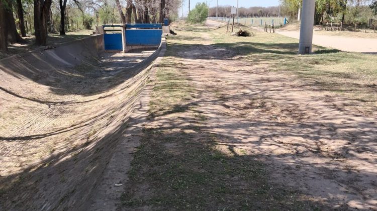 Realizan tareas de mantenimiento sobre los canales de riego de Villa Mercedes