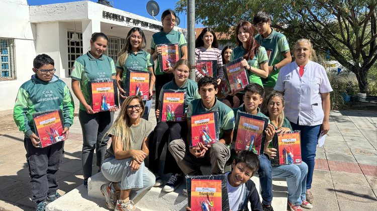 Los alumnos de la Escuela Nº127 ‘San Lorenzo’ del paraje San Antonio recibieron sus kits escolares