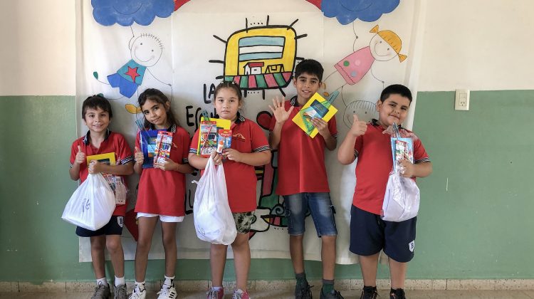 Los kits escolares llegaron al paraje Santo Domingo del departamento Ayacucho