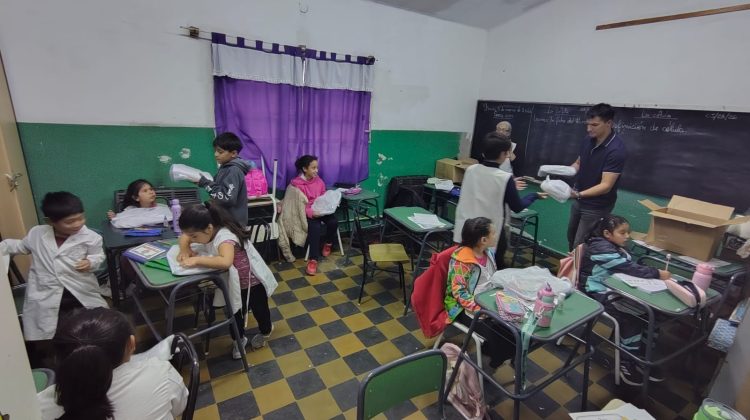 El Gobierno entregó kits escolares y guardapolvos en escuelas rurales del departamento Chacabuco