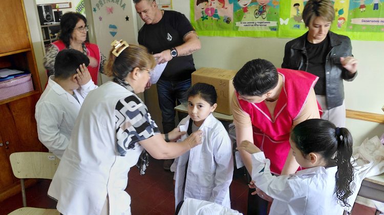 Estudiantes del paraje Hualtarán recibieron sus kits escolares