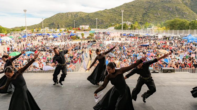 El talento local brilló durante ’50 Festivales’ con miles de artistas en escena