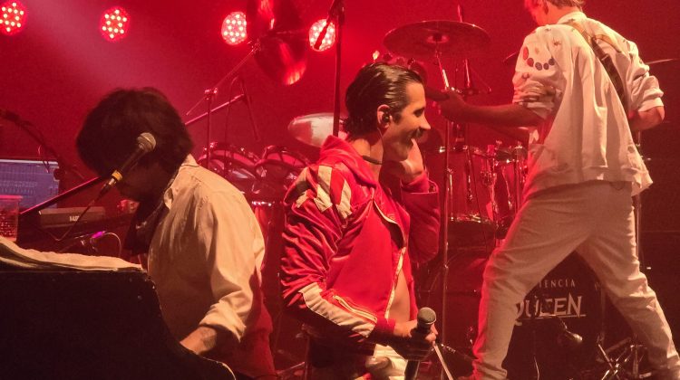 El espectáculo ‘Experiencia Queen’ hizo vibrar al público local en la sala Hugo del Carril