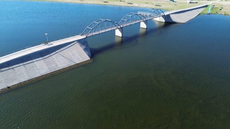 Realizan trabajos para mejorar la iluminación del Parque Costanera Río V en Villa Mercedes