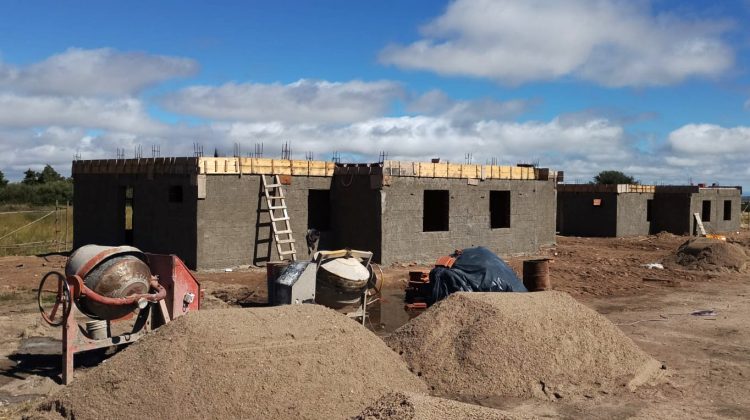 Se ejecutan definiciones estructurales y terminaciones en viviendas de Papagayos y Villa del Carmen