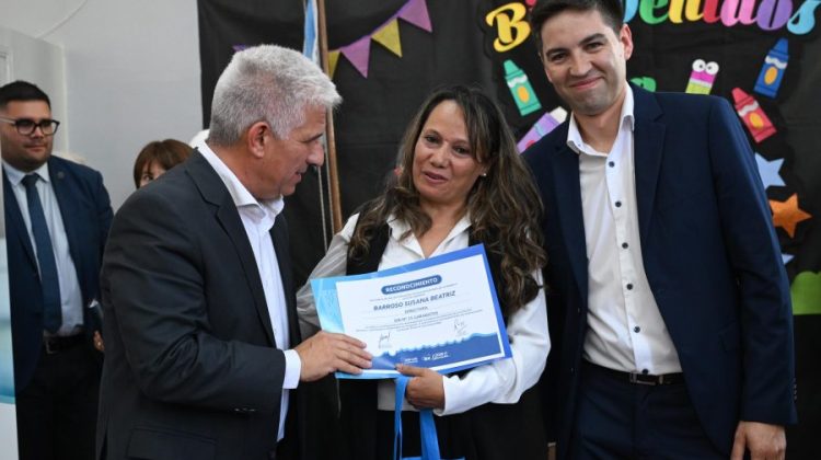 Más herramientas para los docentes: computadoras, congresos y reconocimiento al mérito