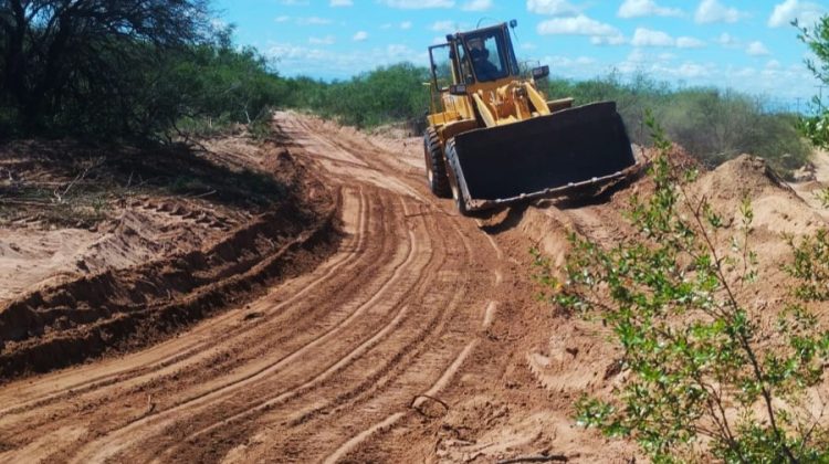 Reparan caminos no pavimentados en los parajes Los Chañares, La Cañada, El Retamo y La Bajada