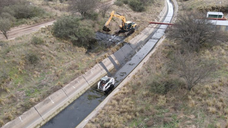 Suspenderán el suministro de agua del canal Paso de las Carretas por tareas de limpieza