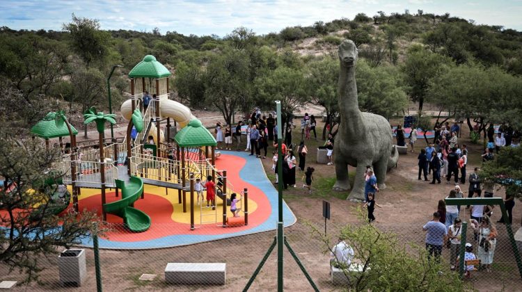 Con juegos y sonrisas, el Gobierno inauguró una Plaza Azul 