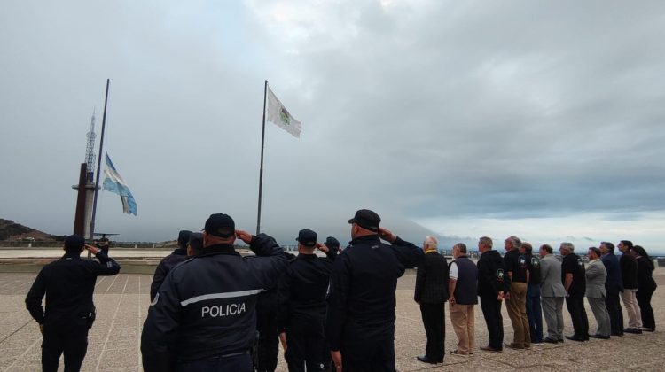 El 2 de abril inició con el izamiento del Pabellón Nacional 