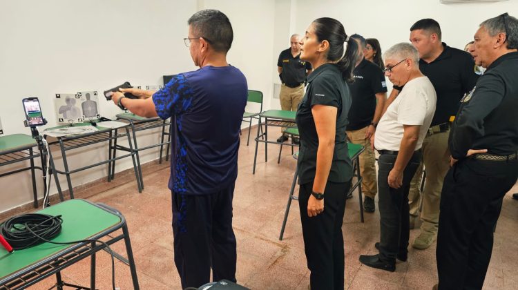 Capacitaron a instructores en el uso de simuladores de tiro