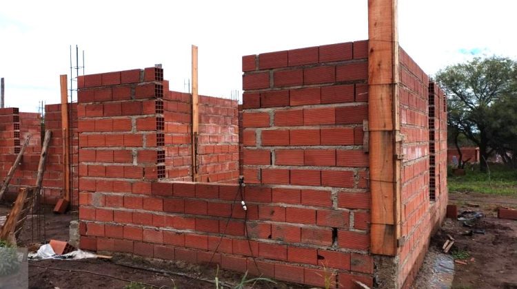 Las nuevas viviendas de Villa de Merlo ganan altura con la ejecución de muros