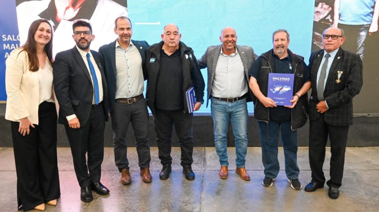 “Es una emoción y un orgullo recibir este libro junto con mis compañeros”