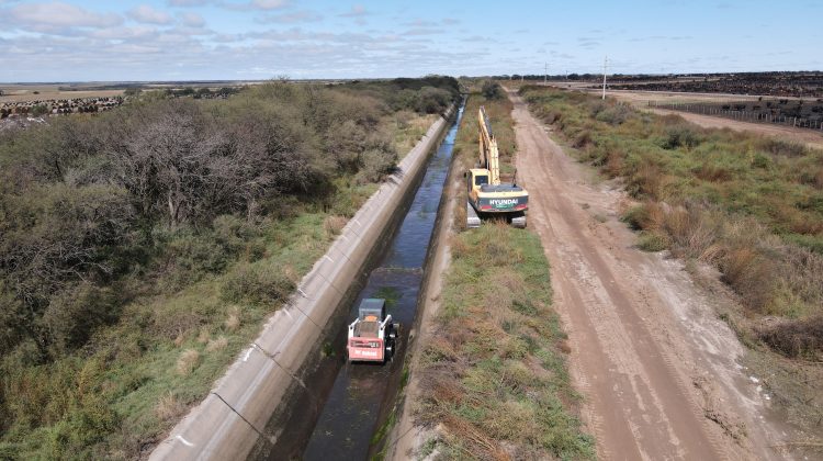 Finalizó la limpieza del canal Paso de las Carretas y el suministro de agua funciona con normalidad