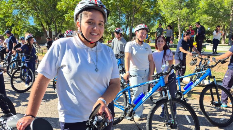 Luján: 25 estudiantes de dos escuelas ya ruedan en sus nuevas bicis